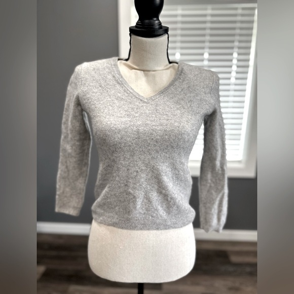 Charter Club Luxury 100% Cashmere Gray Sweater Size Large Soft V-Neck - Picture 1 of 7